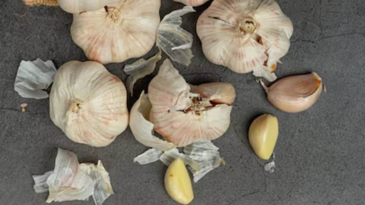 how to peel garlic easily at home step by step guide in hindi