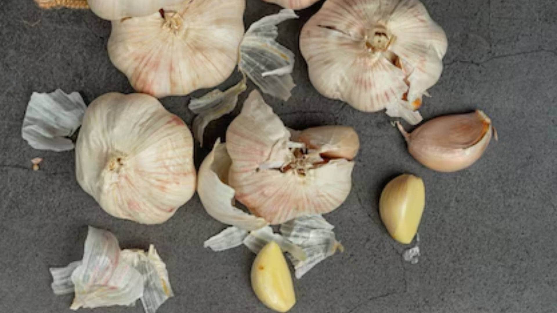 how to peel garlic easily at home step by step guide in hindi