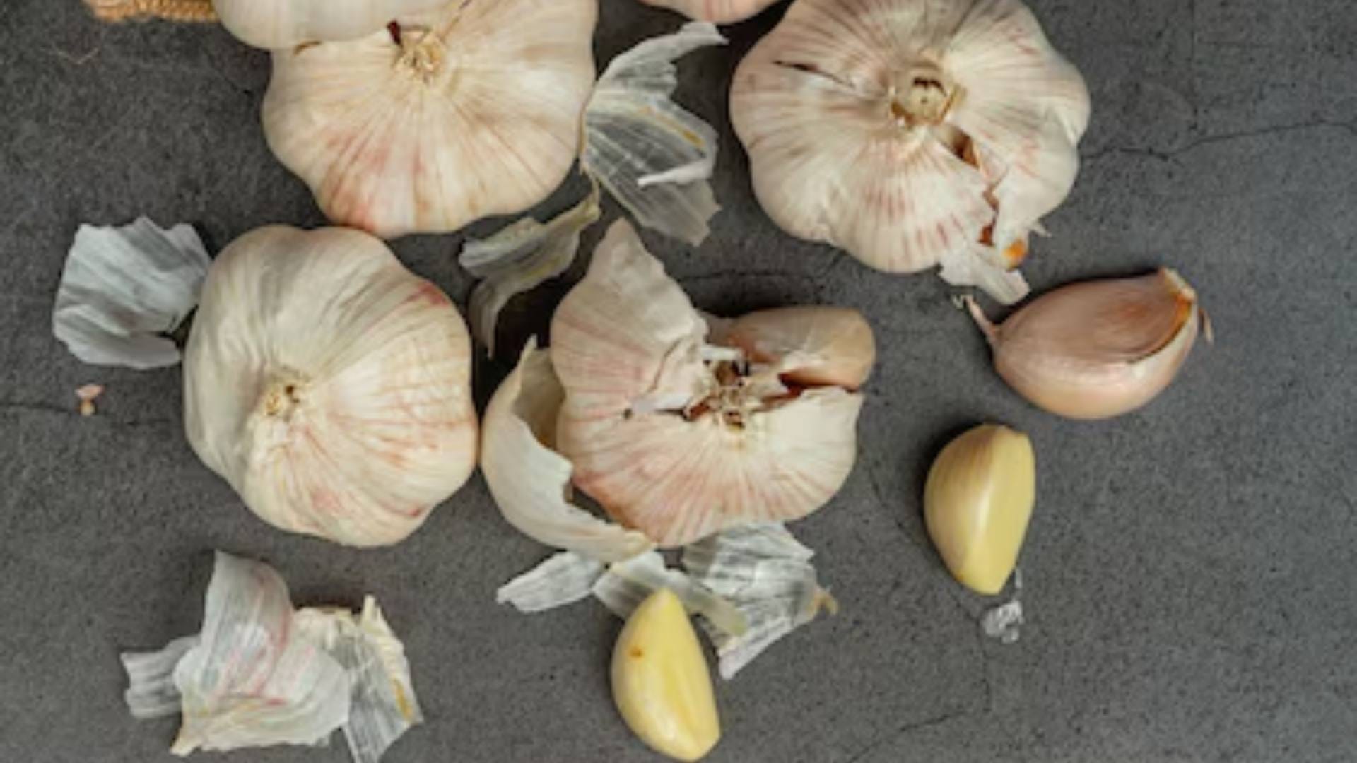 Garlic peel Eating It Provides relief from problems like stomach burning or gas other Details inside