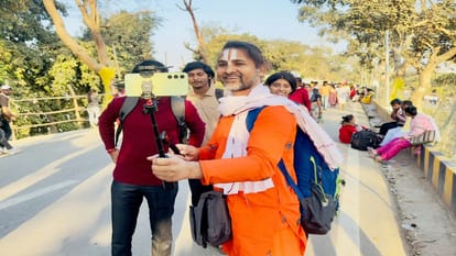 Mahakumbh: Digital Baba's unique style in Mahakumbh with tripod, camera, wireless mic