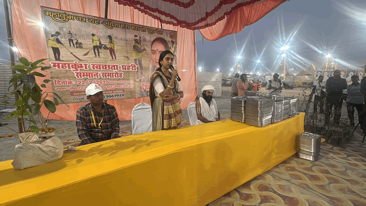 Water woman Shipra Pathak honored sanitation workers on behalf of Panchtatva Sanstha at Maha Kumbh