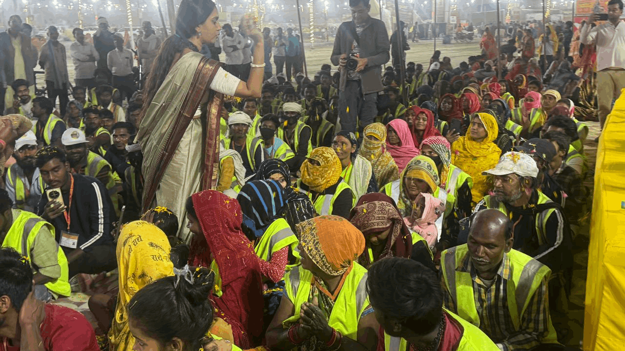 Water woman Shipra Pathak honored sanitation workers on behalf of Panchtatva Sanstha at Maha Kumbh