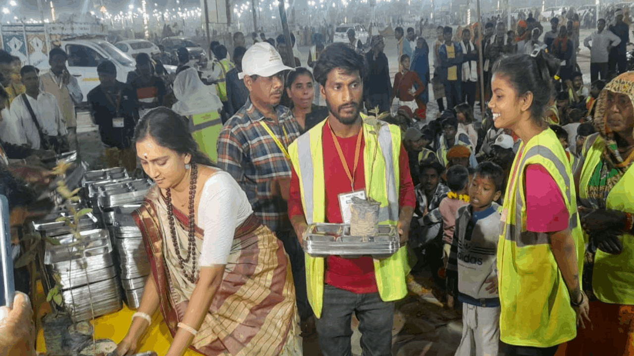 Water woman Shipra Pathak honored sanitation workers on behalf of Panchtatva Sanstha at Maha Kumbh