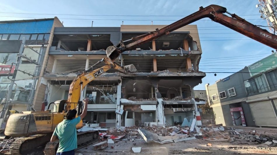 Indore News Illegal Commercial Building Demolished in Mahalaxmi Nagar on Commissioner’s Orders