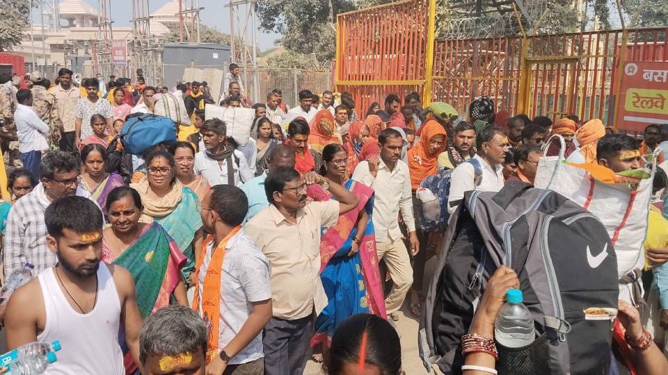 huge crowd of devotees gathered in Ramnagari Before Mahashivratri chants of Har Har Mahadev spread joy