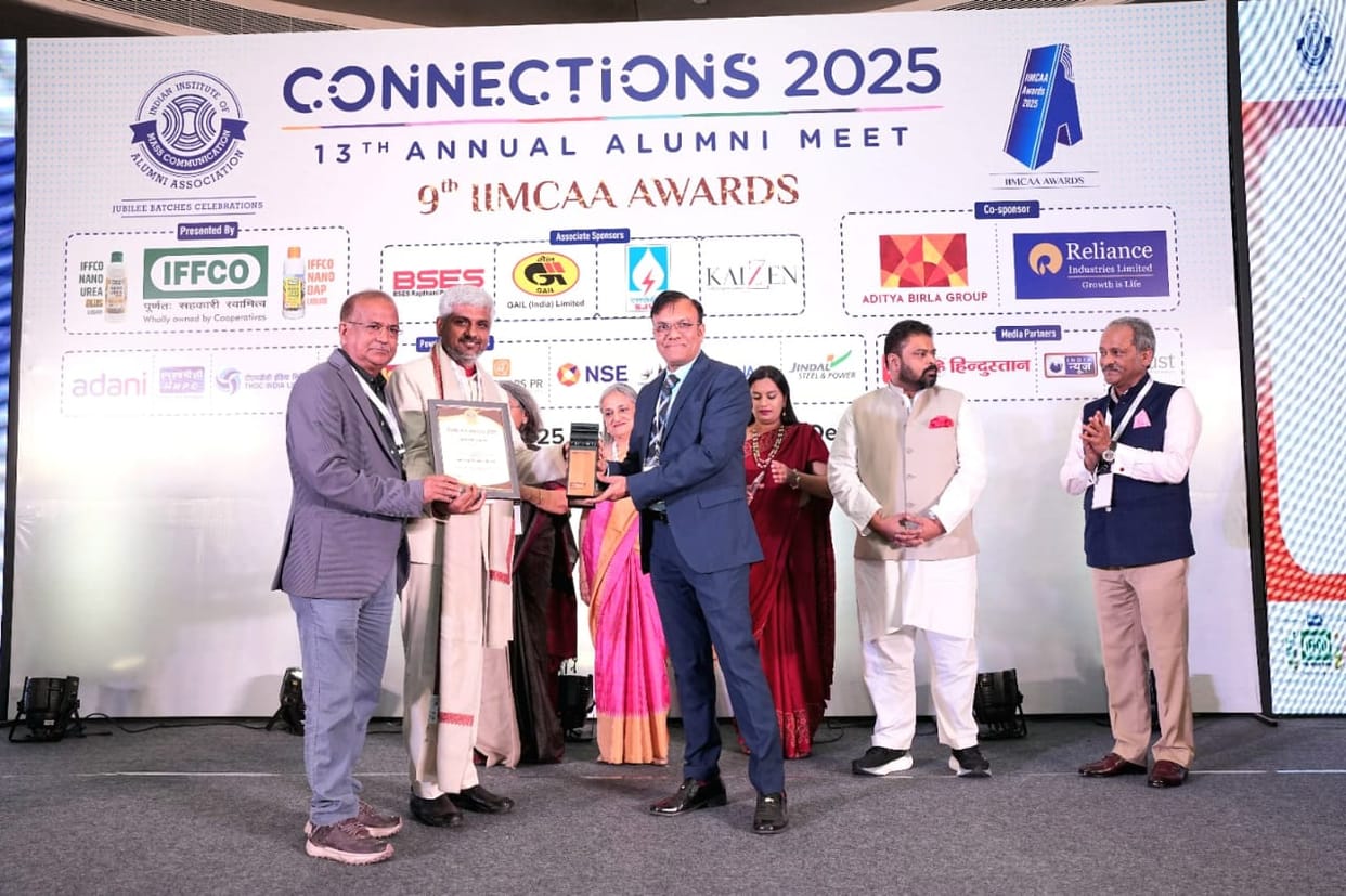 Lucknow: Connecting Alumni of the Year award to Manendra Mishra Mashal, earlier honored by Yash Bharti