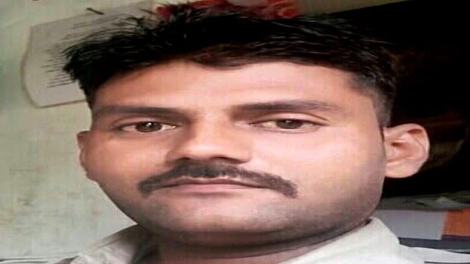 Policeman body found hanging from a tree in Indore