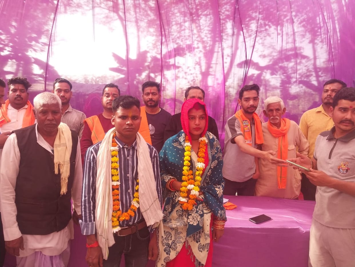 Sitapur: Alka, who was born from Muslim Alkama, became Hindu, got married with her lover in the temple as per