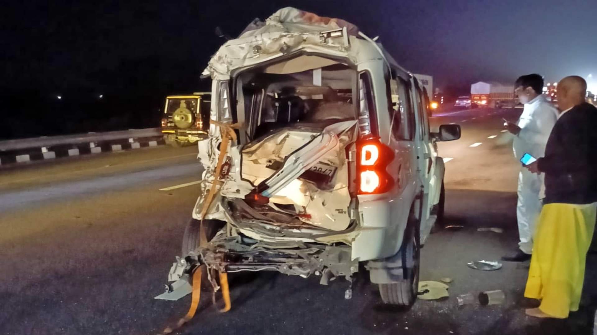 घटनास्थल पर खड़ी क्षतिग्रस्त कार