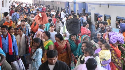 Crores of devotees gathered before the great bath of Mahashivratri, number crossed 64 crores, officers alert