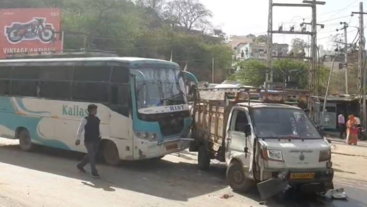 Rajsamand Trailer went out of control due to brake failure hit four vehicles including bus