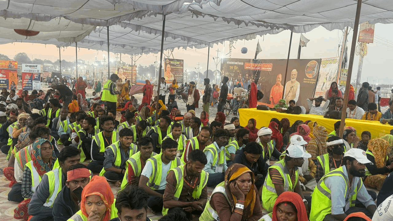Water woman Shipra Pathak honored sanitation workers on behalf of Panchtatva Sanstha at Maha Kumbh