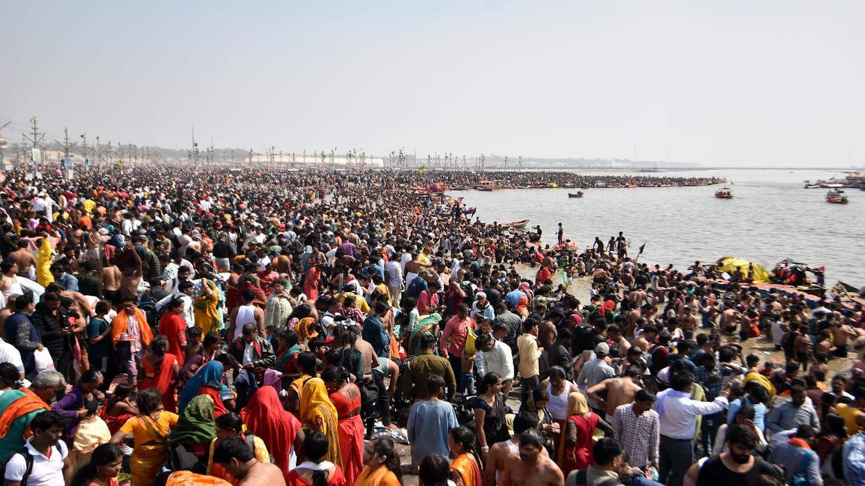 Crores of devotees gathered before the great bath of Mahashivratri, number crossed 64 crores, officers alert