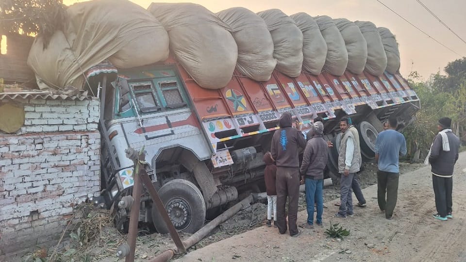 Uttarakhand Accident News today Uncontrolled Trailer Crashes into Houses Near Pantnagar Shantipuri Gate