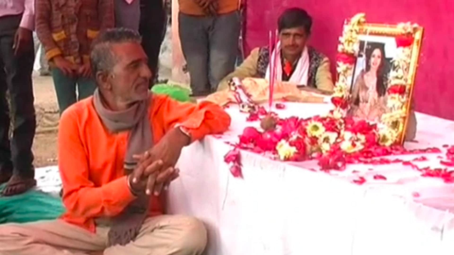 श्योपुर में श्रीदेवी की फोटो के सामने बैठे ओपी