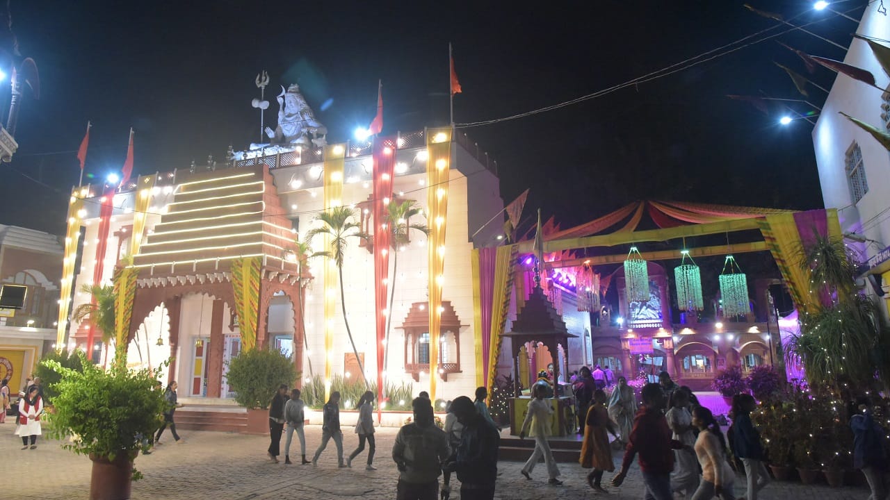 officers showered flowers on Kanwariyas from helicopters crowds gathered in Nath temples in Bareilly