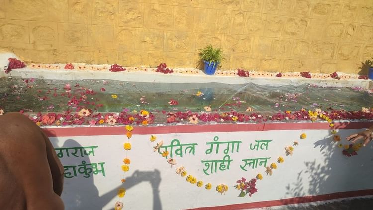 छत्तीसगढ़ की जेलों में गंगा स्नान: हर-हर गंगे के जयघोष से गूंजीं कारागार, महाकुंभ के पवित्र जल से नहाए कैदी