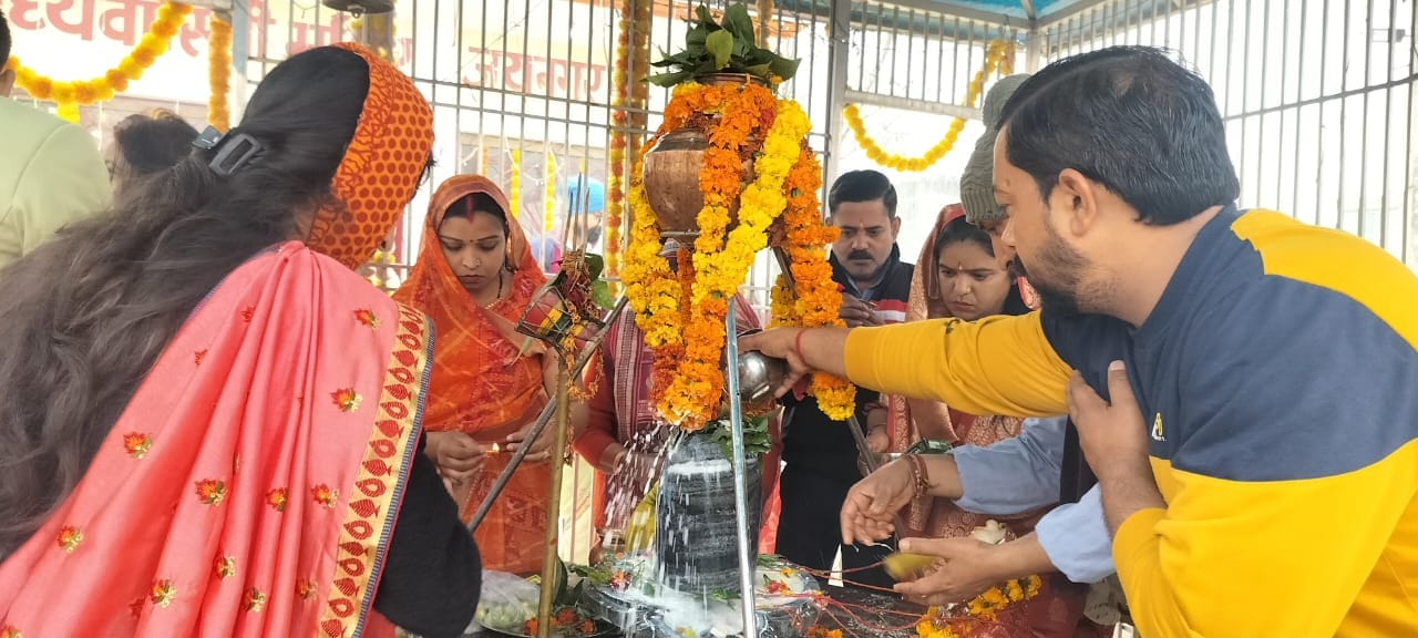 Maha Shivratri 2025: Crowds of devotees gathered in the temples