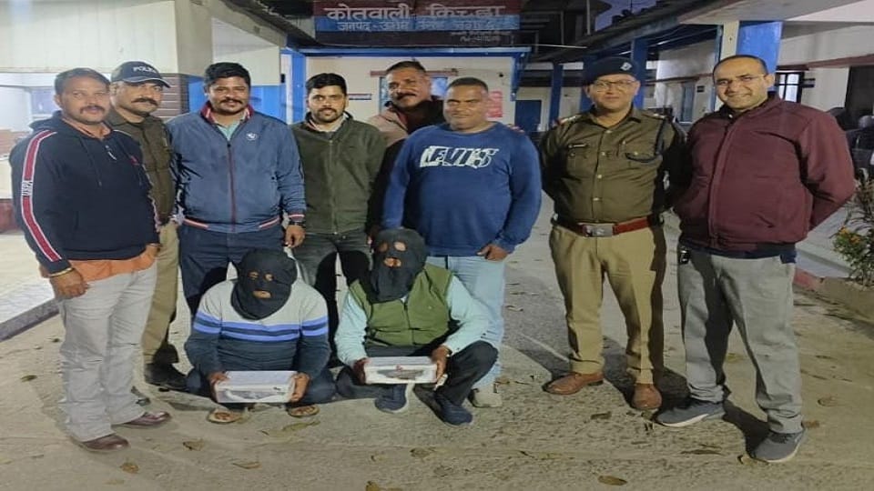 Two interstate smugglers arrested with opium in rudrapur
