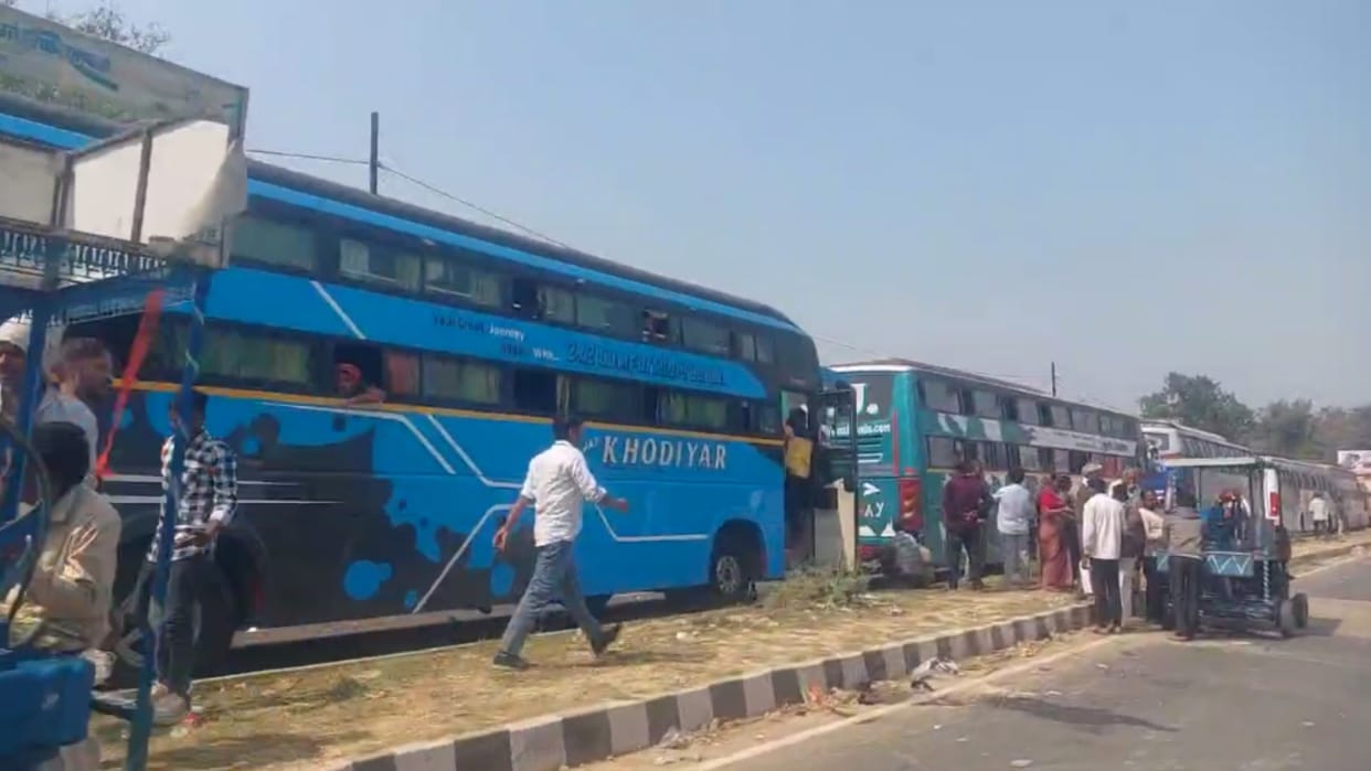 Crowd increased in Ayodhya and devotees stopped at Ambedkar Nagar border.