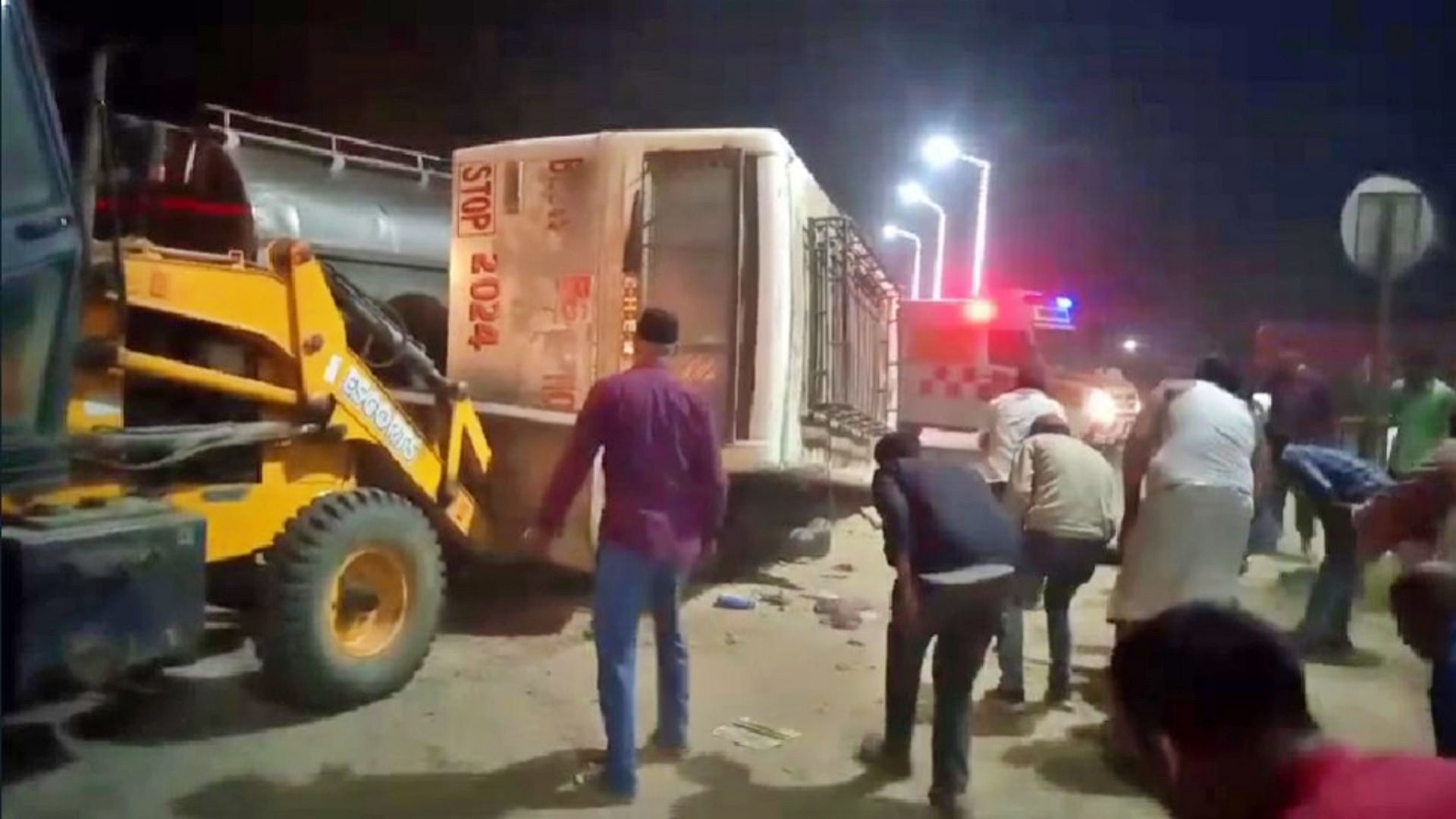 Begusarai News: Mini bus carrying wedding procession and milk tanker collide, 3 people killed, many injured