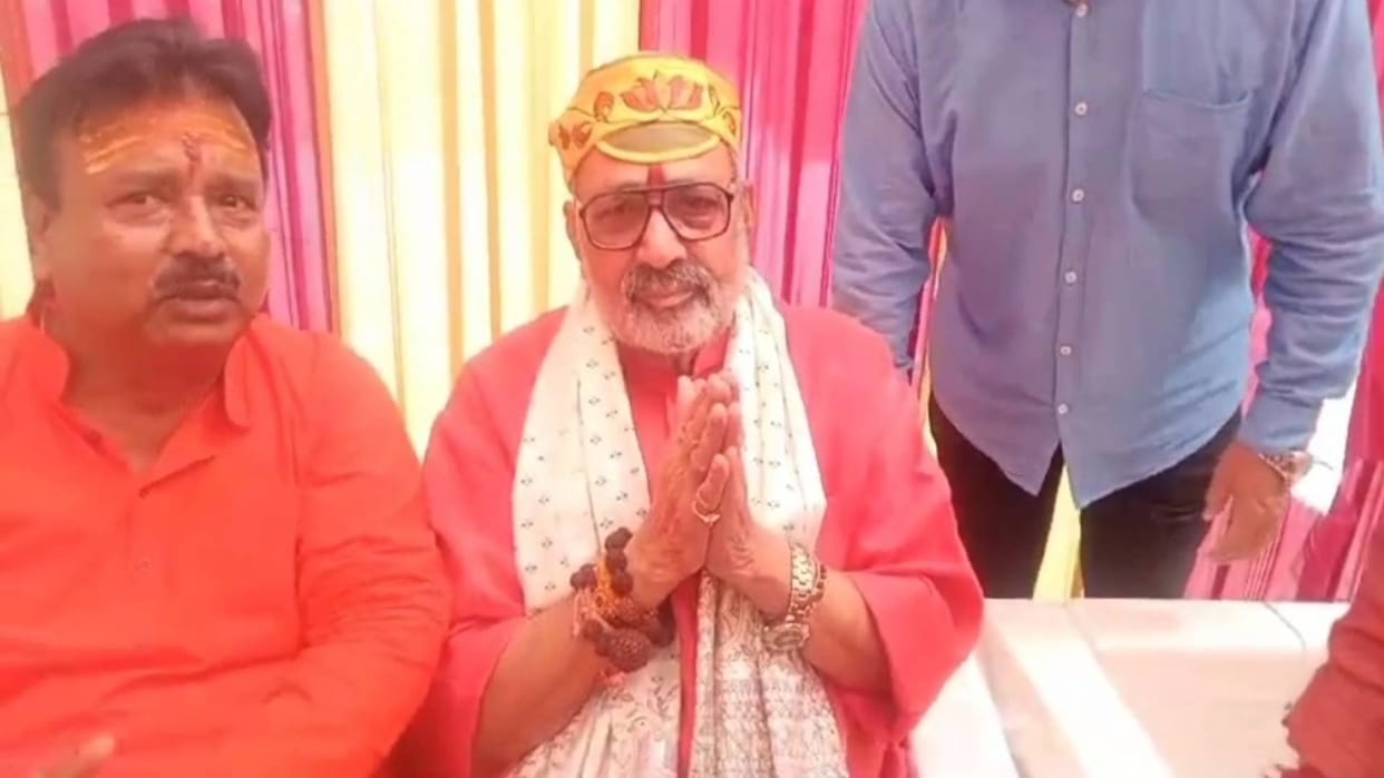Bihar News Union Minister Giriraj Singh visits Madhubani launches scathing verbal attack on Lalu Yadav