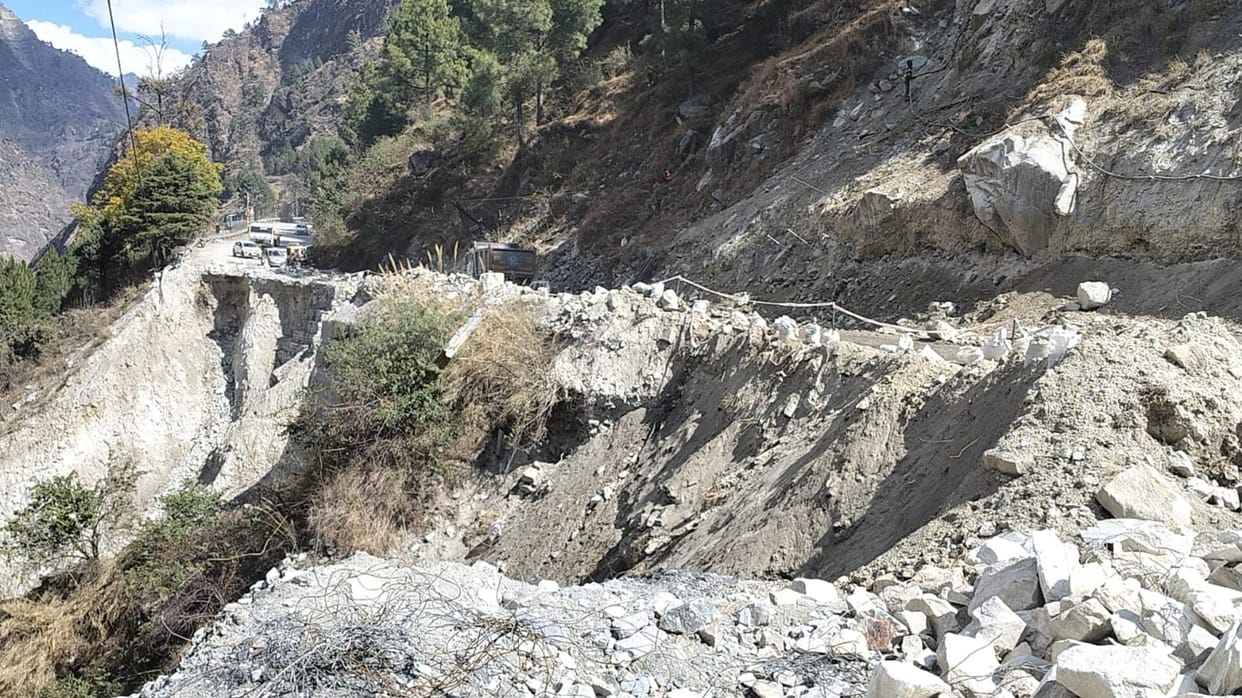 Chamoli News Work to repair landslide areas on Badrinath Highway begins