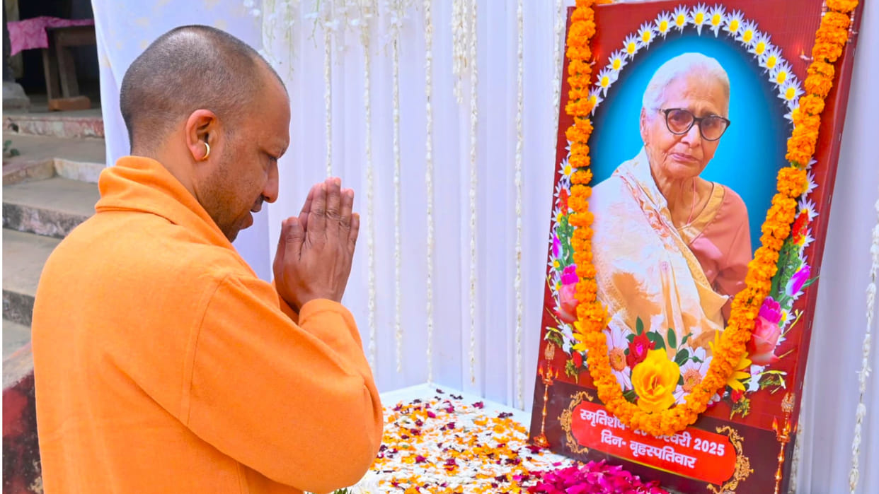 CM Yogi reached the house of former head of Gorakhpur, Bharohiya and paid tribute to his late mother.
