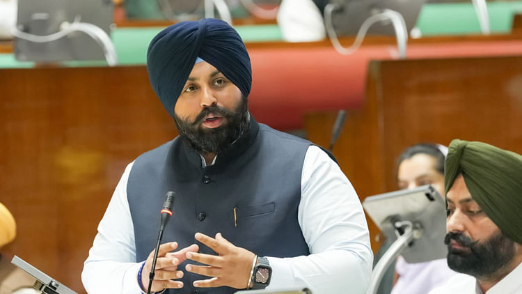 Punjab: शिक्षा मंत्री हरजोत सिंह बैंस अकाल तख्त पर पेश, धार्मिक सजा का एलान; गुरुद्वारे में जोड़े साफ करेंगे