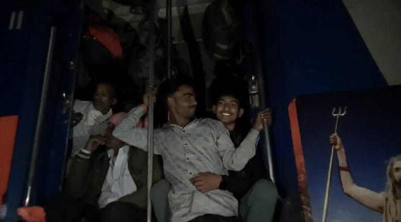 Jhansi Prayagraj railway track halted due to breakage of OHE line four Maha Kumbh special trains stopped