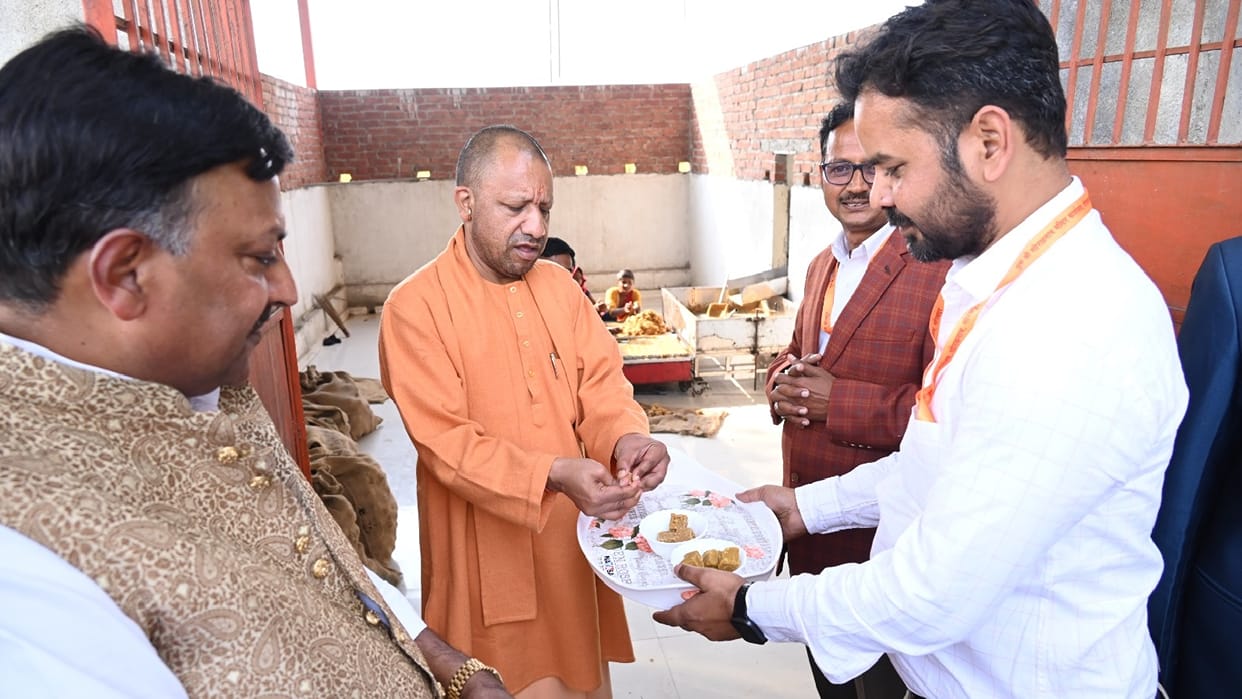 CM Yogi tasted fresh jaggery after inspecting KVK in Gorakhpur