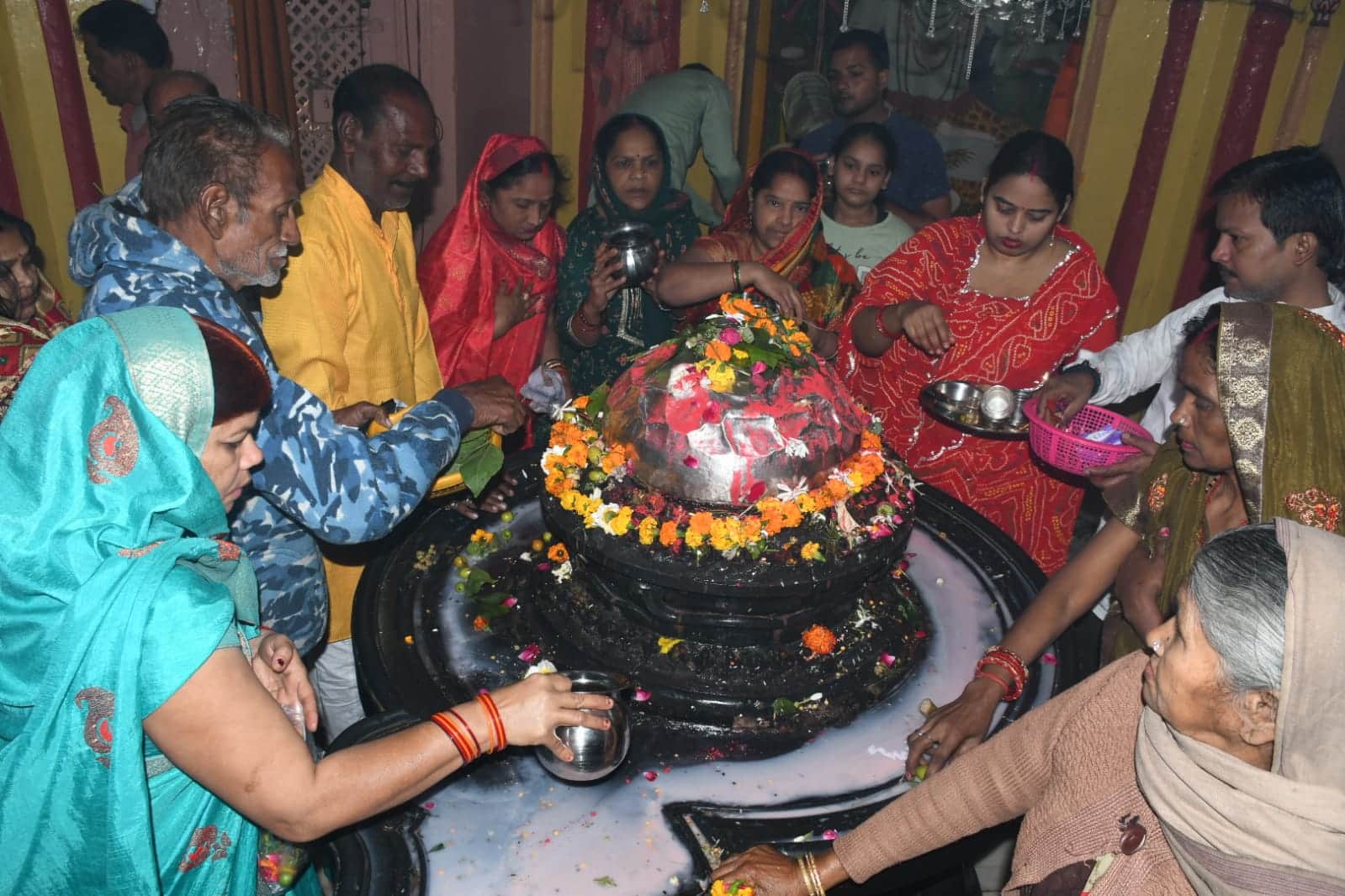 Mahashivratri: Shivalaya echoed with Har-Har Mahadev, flood of faith gathered in Shiva temple, see pictures.