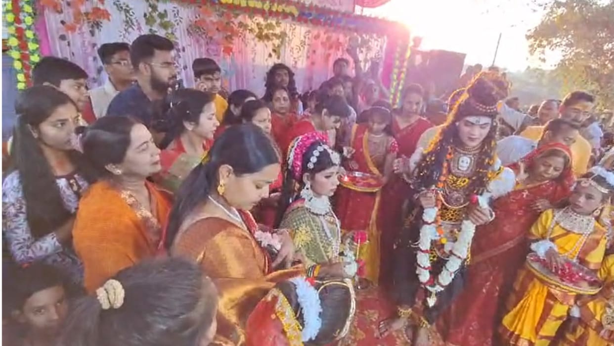 Mahashivratri festival Mother Parvati garlanded Lord Shiva the pandal echoed with cheers