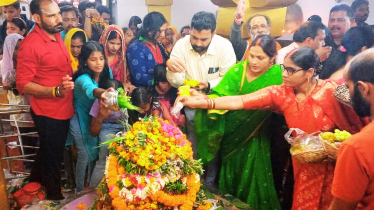 Mahashivratri 2025 Baba anointed with milk and water Har Har Mahadev resounded