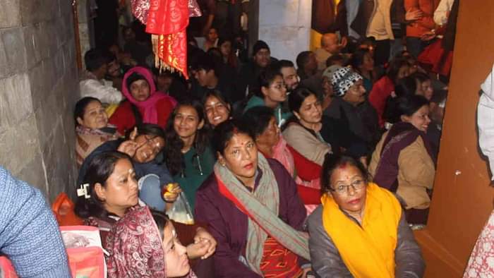 Maha shivratri 2025 devotees Crowds gathered Shiva temple Jalabhishek Tapkeshwar Mahadev Dehradun Watch Photos