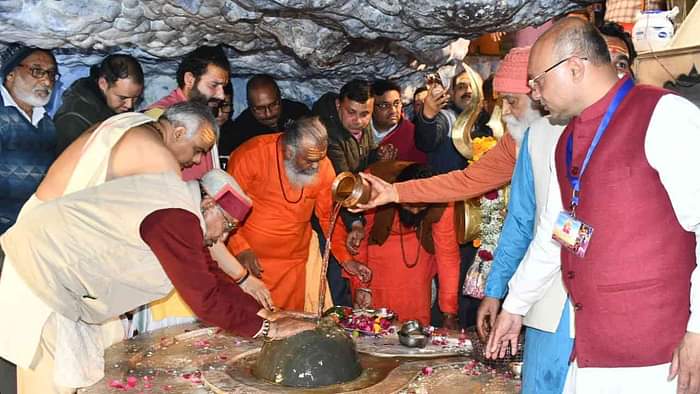 Maha shivratri 2025 devotees Crowds gathered Shiva temple Jalabhishek Tapkeshwar Mahadev Dehradun Watch Photos