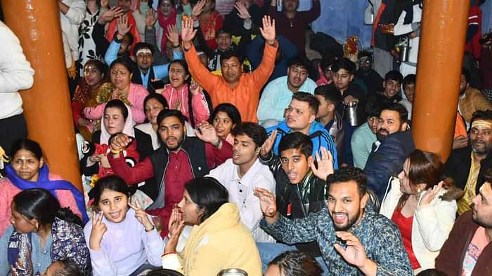 Maha shivratri 2025 devotees Crowds gathered Shiva temple Jalabhishek Tapkeshwar Mahadev Dehradun Watch Photos