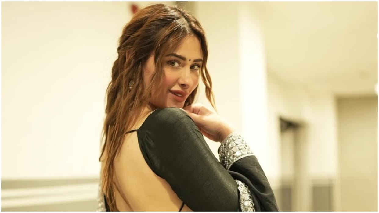 Mahira Sharma blushes on favourite cricketer question netizens reacted with hilarious comments