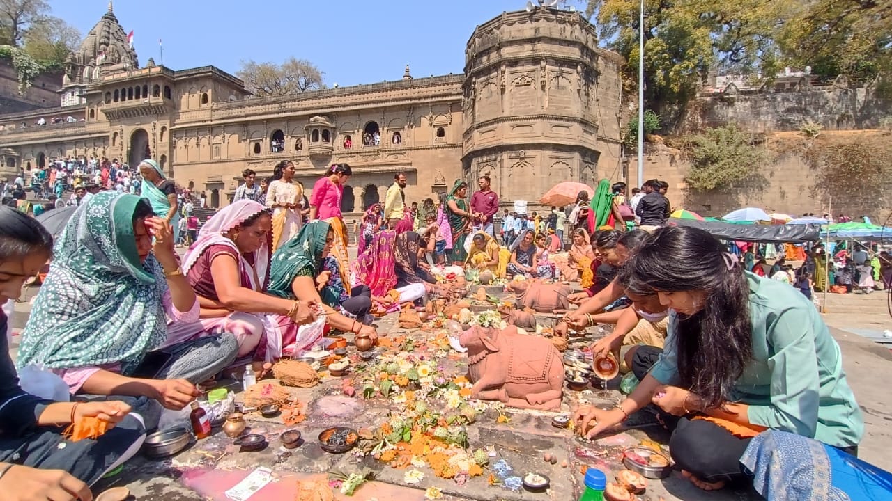 Mahashivratri: Flood of Shiva devotion in Maheshwar; 1.5 lakh devotees took a holy dip in Narmada