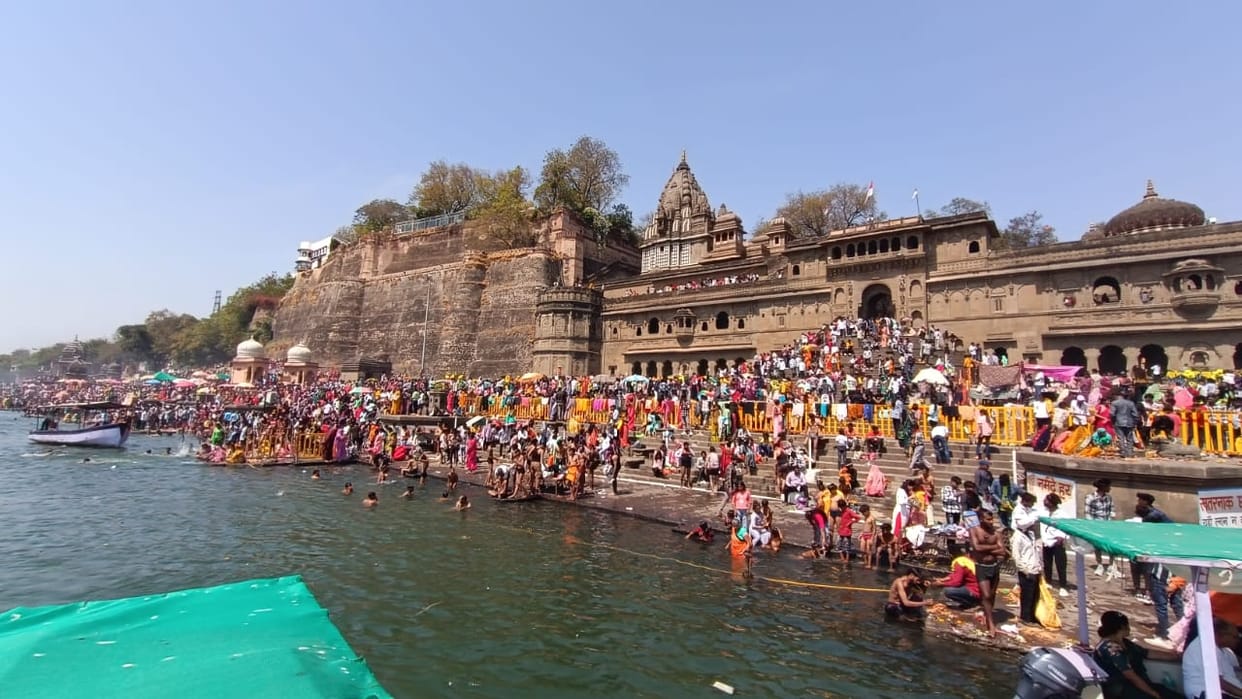Mahashivratri: Flood of Shiva devotion in Maheshwar; 1.5 lakh devotees took a holy dip in Narmada