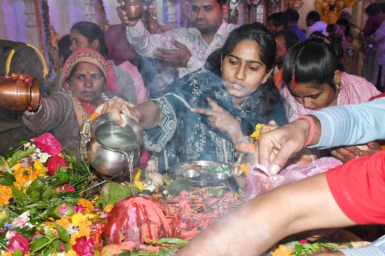 Mahashivratri: Shivalaya echoed with Har-Har Mahadev, flood of faith gathered in Shiva temple, see pictures.