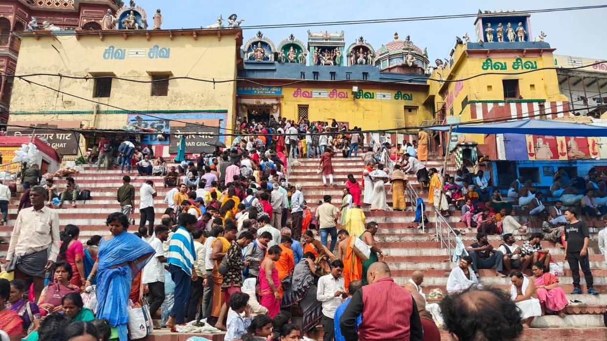 Mahashivratri 2025 Shiva Devotees crowd on Assi to Dashashwamedh Ghat