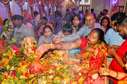 महाशिवरात्रि: अलग-अलग जिलों के मंदिरों में लगीं भक्तों की कतारें, हर-हर महादेव के उद्घोष से गूंजे शिवालय Mahashivratri: Queues of devotees formed in the temples of different districts, the atmosphere resonated with