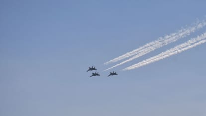 Mahakumbh: Air Force salute to Mahakumbh, Sukhoi roared over Sangam, Chetak helicopter showed acrobatics