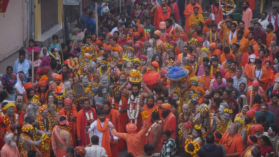 Mahashivratri 2025 naga sadhu procession taken out under leadership of Mahamandaleshwar of Akharas In Kashi