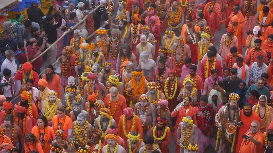 Mahashivratri 2025 naga sadhu procession taken out under leadership of Mahamandaleshwar of Akharas In Kashi