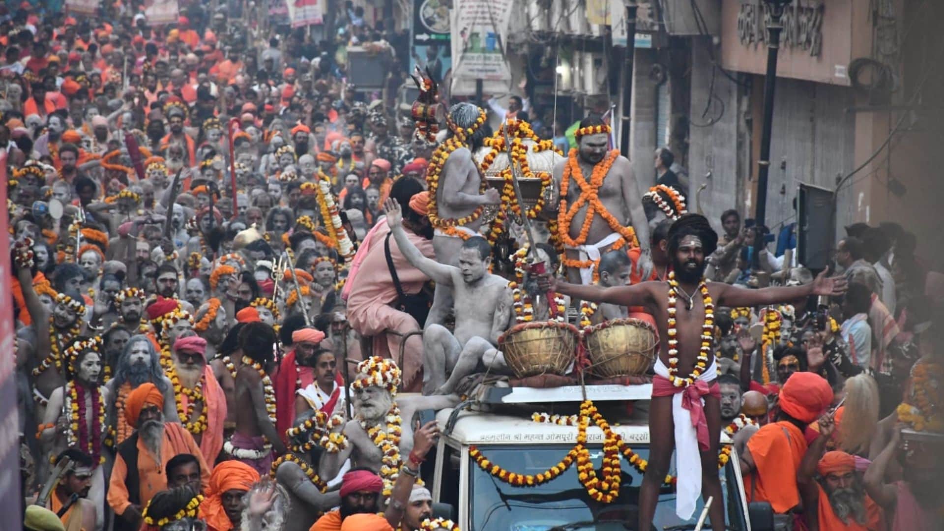 Mahashivratri 2025 naga sadhu procession taken out under leadership of Mahamandaleshwar of Akharas In Kashi