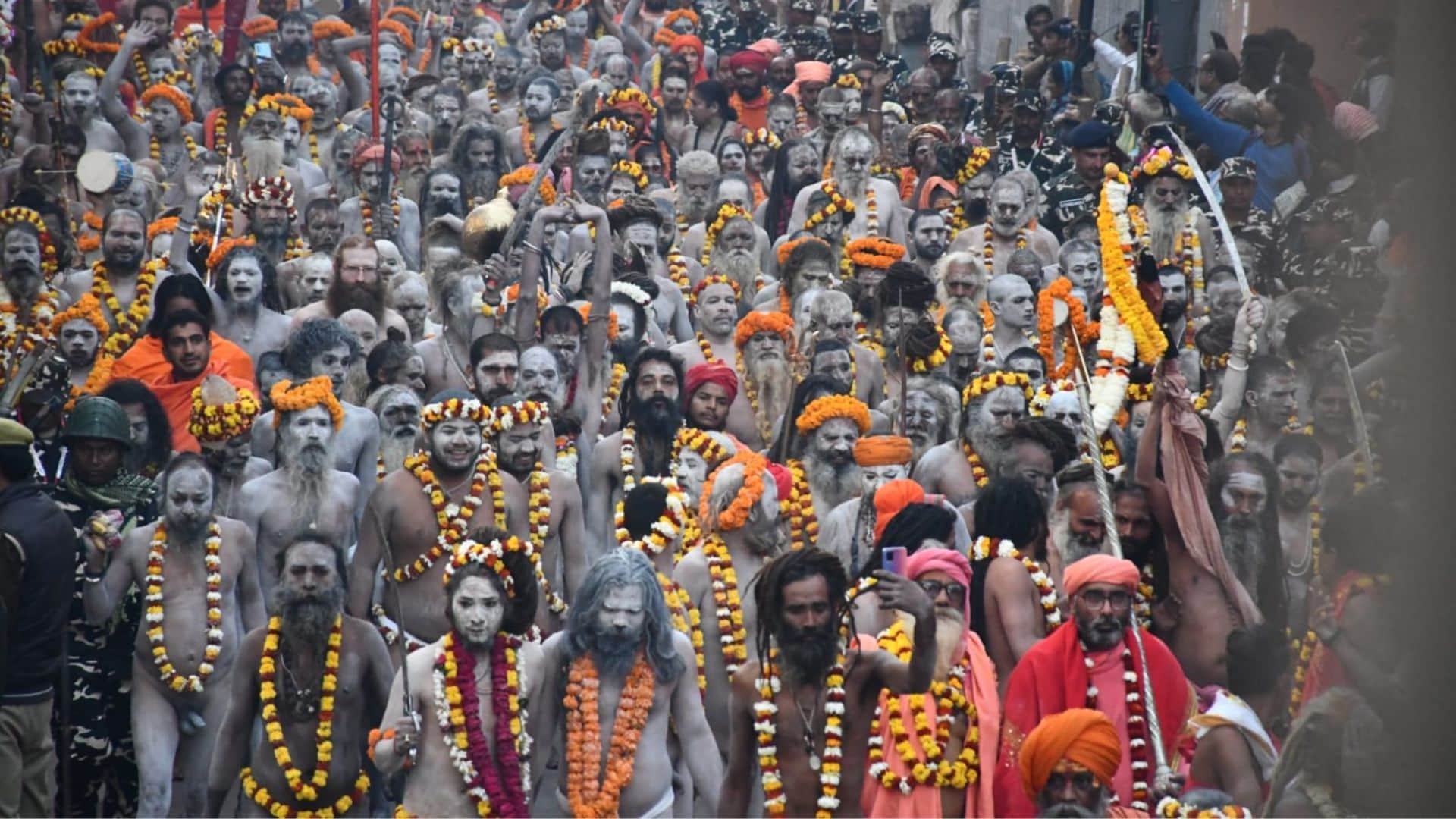 Mahashivratri 2025 naga sadhu procession taken out under leadership of Mahamandaleshwar of Akharas In Kashi