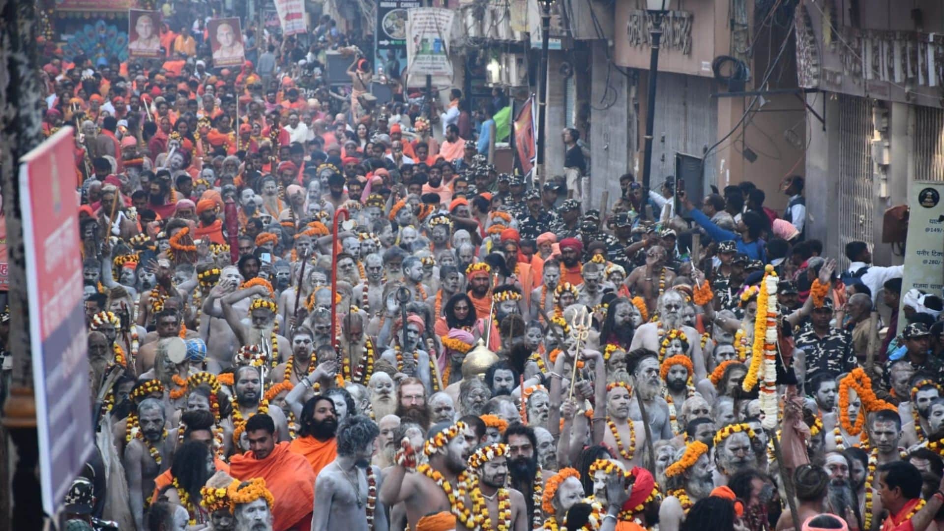 Mahashivratri 2025 naga sadhu procession taken out under leadership of Mahamandaleshwar of Akharas In Kashi