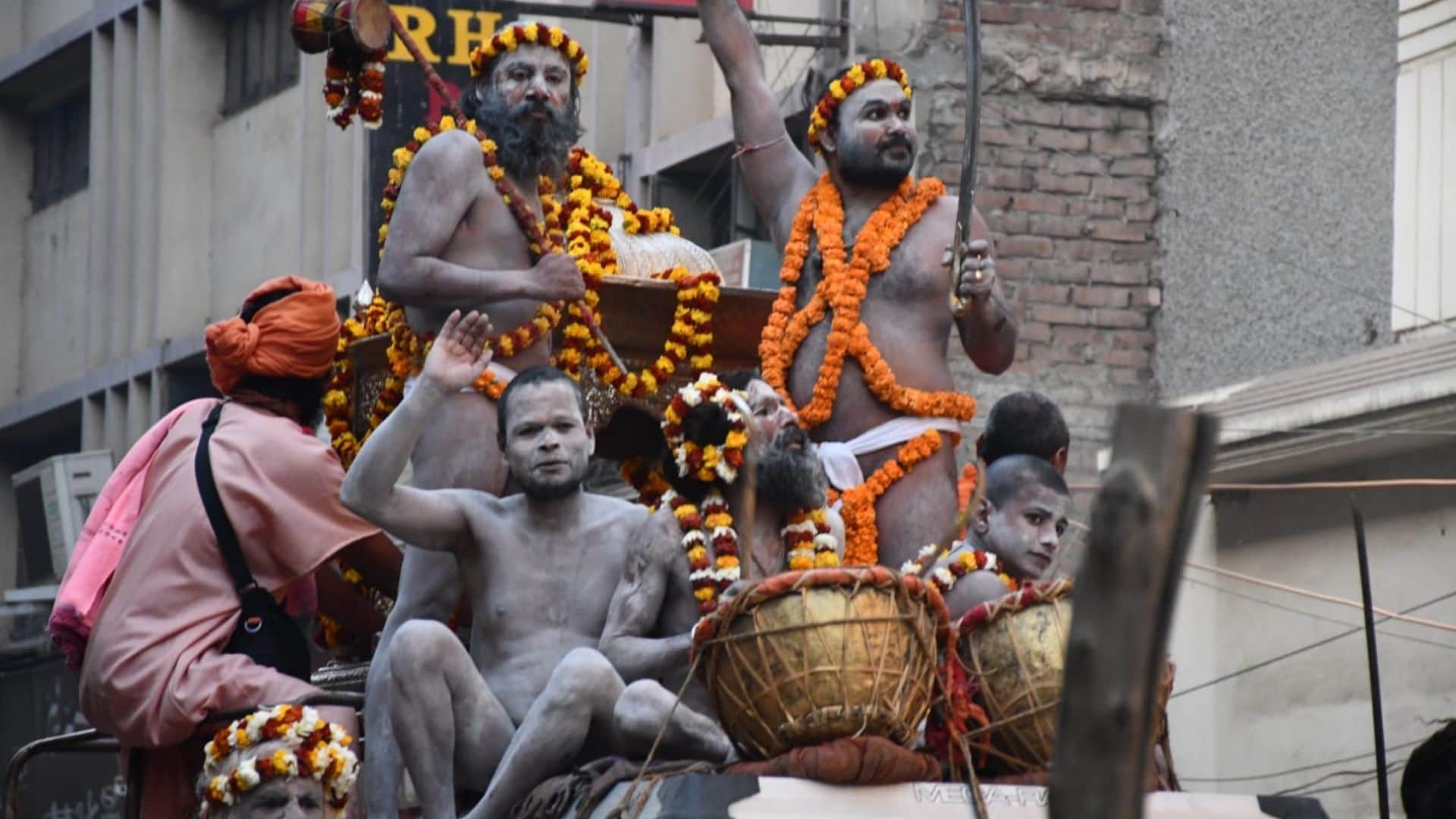 Mahashivratri 2025 naga sadhu procession taken out under leadership of Mahamandaleshwar of Akharas In Kashi